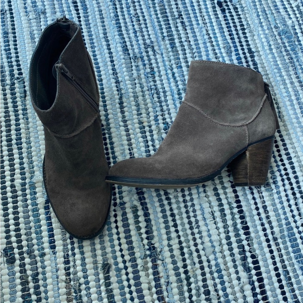 Steve Madden Size 10 grey bootie. Great condition! Very comfortable!